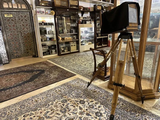 توثيق للحرف اليدوية والهوية السعودية بمتحف الفلوة والجوهرة في حي النزهة بمدينة الدمام، المنطقة الشرقية، المملكة العربية السعودية، يوم 21 من فبراير 2018 ، وجهة تعليمية وسياحية مميزة ، قاعات لعرض التراث السعودي، السيارات الكلاسيكية  ، معلم تراثي وثقافي يعرض تاريخ الأزياء والحلي التقليدية ،  الفن الإسلامي