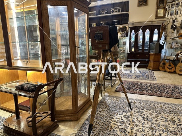 توثيق للحرف اليدوية والهوية السعودية بمتحف الفلوة والجوهرة في حي النزهة بمدينة الدمام، المنطقة الشرقية، المملكة العربية السعودية، يوم 21 من فبراير 2018 ، وجهة تعليمية وسياحية مميزة ، قاعات لعرض التراث السعودي، السيارات الكلاسيكية  ، معلم تراثي وثقافي يعرض تاريخ الأزياء والحلي التقليدية ،  الفن الإسلامي