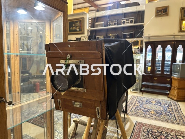 توثيق للحرف اليدوية والهوية السعودية بمتحف الفلوة والجوهرة في حي النزهة بمدينة الدمام، المنطقة الشرقية، المملكة العربية السعودية، يوم 21 من فبراير 2018 ، وجهة تعليمية وسياحية مميزة ، قاعات لعرض التراث السعودي، السيارات الكلاسيكية  ، معلم تراثي وثقافي يعرض تاريخ الأزياء والحلي التقليدية ،  الفن الإسلامي