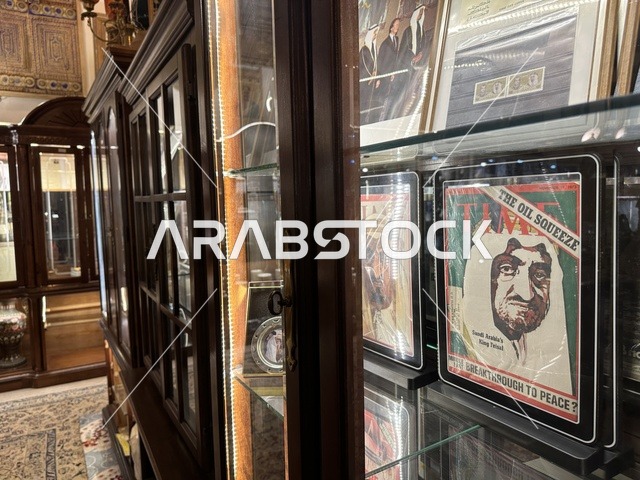التراث السعودي بمتحف الفلوة والجوهرة في حي النزهة بمدينة الدمام، المنطقة الشرقية، المملكة العربية السعودية، يوم 21 من فبراير 2018 ، وجهة تعليمية وسياحية مميزة ،  السيارات الكلاسيكية  ، معلم تراثي وثقافي يعرض تاريخ الأزياء والحلي التقليدية ،  توثيق للحرف اليدوية والهوية السعودية ،  الفن الإسلامي