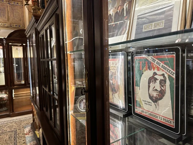 التراث السعودي بمتحف الفلوة والجوهرة في حي النزهة بمدينة الدمام، المنطقة الشرقية، المملكة العربية السعودية، يوم 21 من فبراير 2018 ، وجهة تعليمية وسياحية مميزة ،  السيارات الكلاسيكية  ، معلم تراثي وثقافي يعرض تاريخ الأزياء والحلي التقليدية ،  توثيق للحرف اليدوية والهوية السعودية ،  الفن الإسلامي