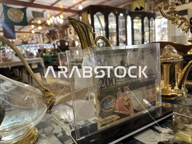 التراث السعودي بمتحف الفلوة والجوهرة في حي النزهة بمدينة الدمام، المنطقة الشرقية، المملكة العربية السعودية، يوم 21 من فبراير 2018 ، وجهة تعليمية وسياحية مميزة ،  السيارات الكلاسيكية  ، معلم تراثي وثقافي يعرض تاريخ الأزياء والحلي التقليدية ،  توثيق للحرف اليدوية والهوية السعودية ،  الفن الإسلامي
