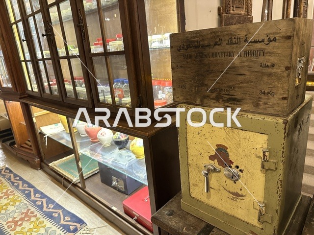 التراث السعودي بمتحف الفلوة والجوهرة في حي النزهة بمدينة الدمام، المنطقة الشرقية، المملكة العربية السعودية، يوم 21 من فبراير 2018 ، وجهة تعليمية وسياحية مميزة ،  السيارات الكلاسيكية  ، معلم تراثي وثقافي يعرض تاريخ الأزياء والحلي التقليدية ،  توثيق للحرف اليدوية والهوية السعودية ،  الفن الإسلامي