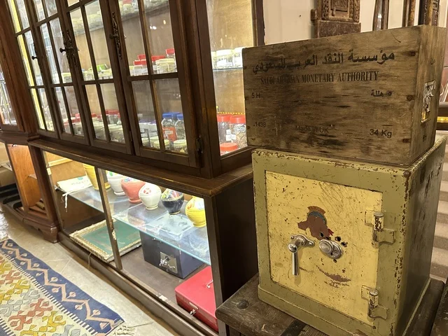 التراث السعودي بمتحف الفلوة والجوهرة في حي النزهة بمدينة الدمام، المنطقة الشرقية، المملكة العربية السعودية، يوم 21 من فبراير 2018 ، وجهة تعليمية وسياحية مميزة ،  السيارات الكلاسيكية  ، معلم تراثي وثقافي يعرض تاريخ الأزياء والحلي التقليدية ،  توثيق للحرف اليدوية والهوية السعودية ،  الفن الإسلامي