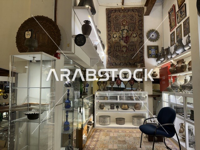 التراث السعودي بمتحف الفلوة والجوهرة في حي النزهة بمدينة الدمام، المنطقة الشرقية، المملكة العربية السعودية، يوم 21 من فبراير 2018 ، وجهة تعليمية وسياحية مميزة ،  السيارات الكلاسيكية  ، معلم تراثي وثقافي يعرض تاريخ الأزياء والحلي التقليدية ،  توثيق للحرف اليدوية والهوية السعودية ،  الفن الإسلامي