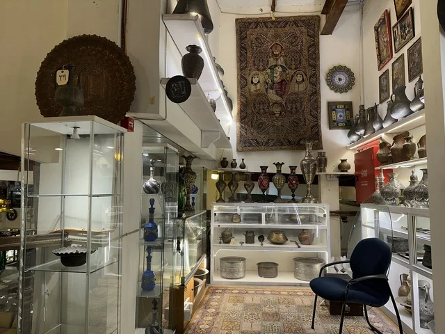 التراث السعودي بمتحف الفلوة والجوهرة في حي النزهة بمدينة الدمام، المنطقة الشرقية، المملكة العربية السعودية، يوم 21 من فبراير 2018 ، وجهة تعليمية وسياحية مميزة ،  السيارات الكلاسيكية  ، معلم تراثي وثقافي يعرض تاريخ الأزياء والحلي التقليدية ،  توثيق للحرف اليدوية والهوية السعودية ،  الفن الإسلامي