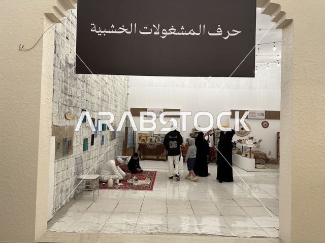 قاعة حرف المشغولات الخشبية، تجربة تسوق مابين عبق الزمان وأصالة المكان، فعالية حياة زمان في المنطقة الشرقية الدمام خلال شهر يناير 2026 في المملكة العربية السعودية، ملامح الماضي وحياة القديمة من خلال أجواء تراثية