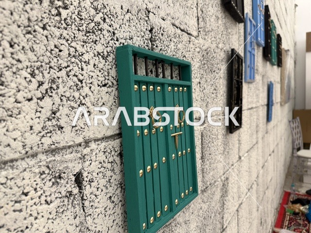 أعمال فنية معلقة على الجدار، تجربة تسوق مابين عبق الزمان وأصالة المكان، فعالية حياة زمان في المنطقة الشرقية الدمام خلال شهر يناير 2026 في المملكة العربية السعودية، ملامح الماضي وحياة القديمة من خلال أجواء تراثية