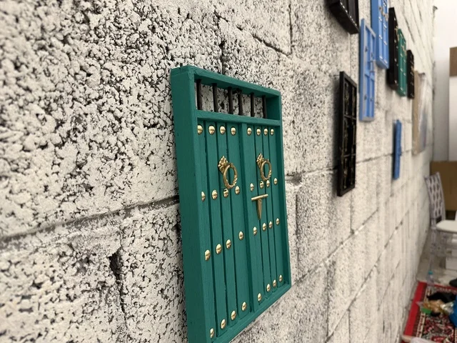 أعمال فنية معلقة على الجدار، تجربة تسوق مابين عبق الزمان وأصالة المكان، فعالية حياة زمان في المنطقة الشرقية الدمام خلال شهر يناير 2026 في المملكة العربية السعودية، ملامح الماضي وحياة القديمة من خلال أجواء تراثية