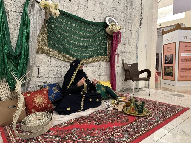 حرفة نقش الحنة، تجربة تسوق مابين عبق الزمان وأصالة المكان، فعالية حياة زمان في المنطقة الشرقية الدمام خلال شهر يناير 2026 في المملكة العربية السعودية، ملامح الماضي وحياة القديمة من خلال أجواء تراثية