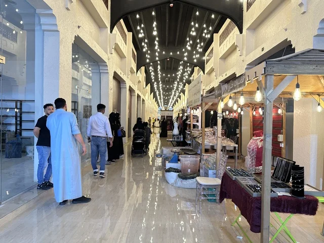 بوثات للأسر المنتجة والحرف اليدوية، تجربة تسوق مابين عبق الزمان وأصالة المكان، فعالية حياة زمان في المنطقة الشرقية الدمام خلال شهر يناير 2026 في المملكة العربية السعودية، ملامح الماضي وحياة القديمة من خلال أجواء تراثية