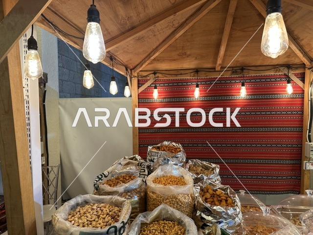 بيع المكسرات داخل خيمة، تجربة تسوق مابين عبق الزمان وأصالة المكان، فعالية حياة زمان في المنطقة الشرقية الدمام خلال شهر يناير 2026 في المملكة العربية السعودية، ملامح الماضي وحياة القديمة من خلال أجواء تراثية