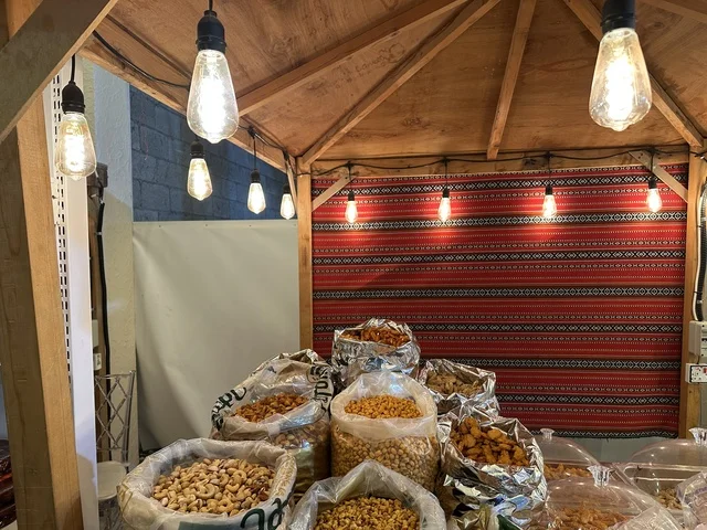 بيع المكسرات داخل خيمة، تجربة تسوق مابين عبق الزمان وأصالة المكان، فعالية حياة زمان في المنطقة الشرقية الدمام خلال شهر يناير 2026 في المملكة العربية السعودية، ملامح الماضي وحياة القديمة من خلال أجواء تراثية