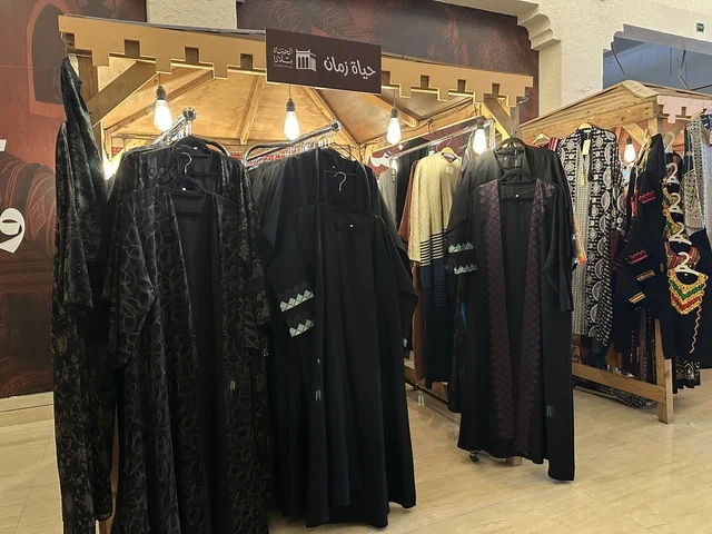 جناح عرض عبايات خليجية، تجربة تسوق مابين عبق الزمان وأصالة المكان، فعالية حياة زمان في المنطقة الشرقية الدمام خلال شهر يناير 2026 في المملكة العربية السعودية، ملامح الماضي وحياة القديمة من خلال أجواء تراثية