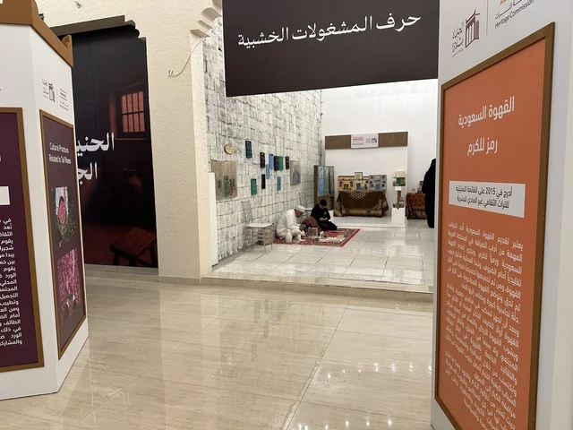 قاعة حرف المشغولات الخشبية، تجربة تسوق مابين عبق الزمان وأصالة المكان، فعالية حياة زمان في المنطقة الشرقية الدمام خلال شهر يناير 2026 في المملكة العربية السعودية، ملامح الماضي وحياة القديمة من خلال أجواء تراثية