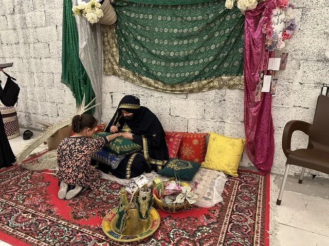 حرفة نقش الحنة، تجربة تسوق مابين عبق الزمان وأصالة المكان، فعالية حياة زمان في المنطقة الشرقية الدمام خلال شهر يناير 2026 في المملكة العربية السعودية، ملامح الماضي وحياة القديمة من خلال أجواء تراثية