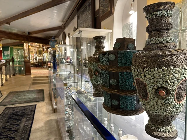 Heritage utensils at the Al-Falwah and Al-Jawhara Museum in the Al-Nuzha neighborhood of Dammam, Eastern Province, Kingdom of Saudi Arabia, on February 21, 2018, a distinctive educational and tourist destination, Saudi heritage, classic cars, a heritage and cultural landmark showcasing the history of traditional clothing and jewelry, documentation of handicrafts and Saudi identity, Islamic art.