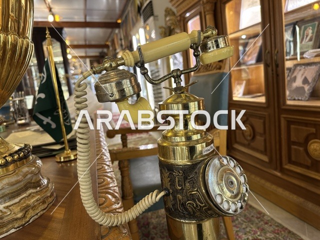 هاتف دوار مزخرف من النحاس بمتحف الفلوة والجوهرة في حي النزهة بمدينة الدمام، المنطقة الشرقية، المملكة العربية السعودية، يوم 21 من فبراير 2018 ، وجهة تعليمية وسياحية مميزة ،  التراث السعودي، السيارات الكلاسيكية  ، معلم تراثي وثقافي يعرض تاريخ الأزياء والحلي التقليدية ، توثيق للحرف اليدوية والهوية السعودية، الفن الإسلامي