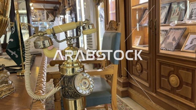 هاتف دوار مزخرف من النحاس بمتحف الفلوة والجوهرة في حي النزهة بمدينة الدمام، المنطقة الشرقية، المملكة العربية السعودية، يوم 21 من فبراير 2018 ، وجهة تعليمية وسياحية مميزة ،  التراث السعودي، السيارات الكلاسيكية  ، معلم تراثي وثقافي يعرض تاريخ الأزياء والحلي التقليدية ، توثيق للحرف اليدوية والهوية السعودية، الفن الإسلامي
