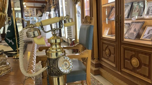 هاتف دوار مزخرف من النحاس بمتحف الفلوة والجوهرة في حي النزهة بمدينة الدمام، المنطقة الشرقية، المملكة العربية السعودية، يوم 21 من فبراير 2018 ، وجهة تعليمية وسياحية مميزة ،  التراث السعودي، السيارات الكلاسيكية  ، معلم تراثي وثقافي يعرض تاريخ الأزياء والحلي التقليدية ، توثيق للحرف اليدوية والهوية السعودية، الفن الإسلامي