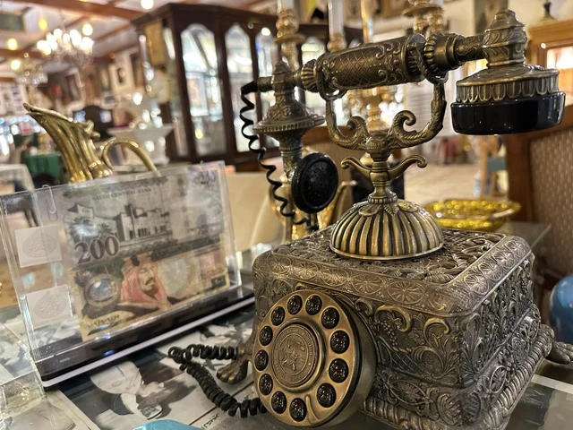 هاتف دوار مزخرف من النحاس بمتحف الفلوة والجوهرة في حي النزهة بمدينة الدمام، المنطقة الشرقية، المملكة العربية السعودية، يوم 21 من فبراير 2018 ، وجهة تعليمية وسياحية مميزة ،  التراث السعودي، السيارات الكلاسيكية  ، معلم تراثي وثقافي يعرض تاريخ الأزياء والحلي التقليدية ، توثيق للحرف اليدوية والهوية السعودية، الفن الإسلامي