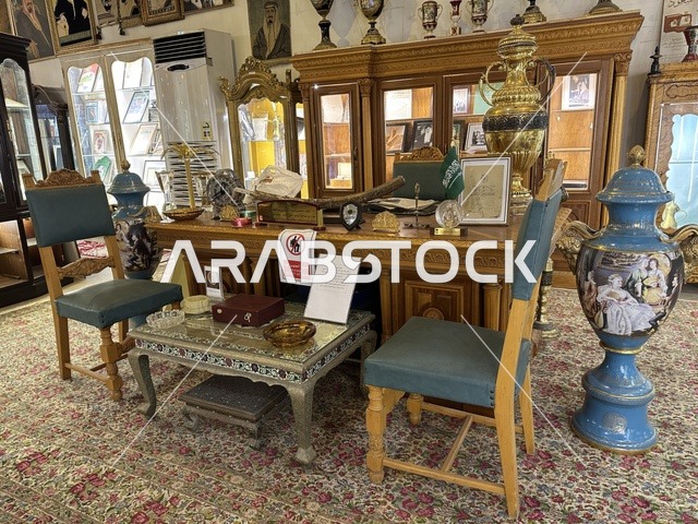 مكتب ملكى تراثي بمتحف الفلوة والجوهرة في حي النزهة بمدينة الدمام، المنطقة الشرقية، المملكة العربية السعودية، يوم 21 من فبراير 2018 ، وجهة تعليمية وسياحية مميزة ،  التراث السعودي، السيارات الكلاسيكية  ، معلم تراثي وثقافي يعرض تاريخ الأزياء والحلي التقليدية ، توثيق للحرف اليدوية والهوية السعودية ، الفن الإسلامي