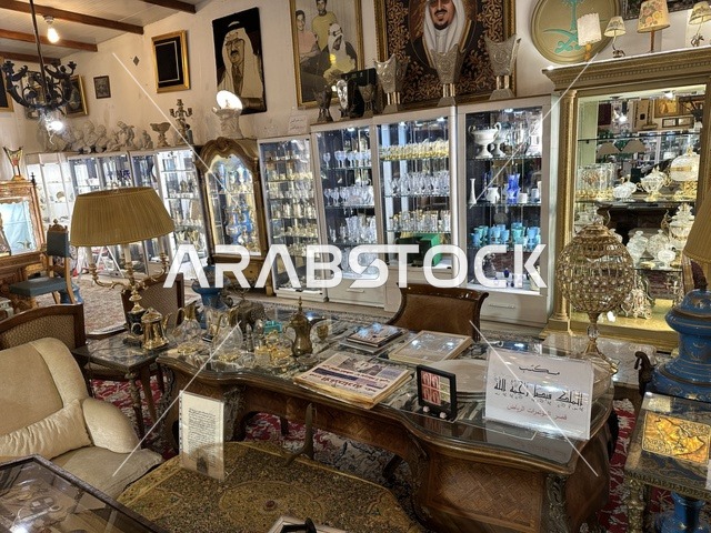 مكتب ملكى تراثي بمتحف الفلوة والجوهرة في حي النزهة بمدينة الدمام، المنطقة الشرقية، المملكة العربية السعودية، يوم 21 من فبراير 2018 ، وجهة تعليمية وسياحية مميزة ،  التراث السعودي، السيارات الكلاسيكية  ، معلم تراثي وثقافي يعرض تاريخ الأزياء والحلي التقليدية ، توثيق للحرف اليدوية والهوية السعودية ، الفن الإسلامي