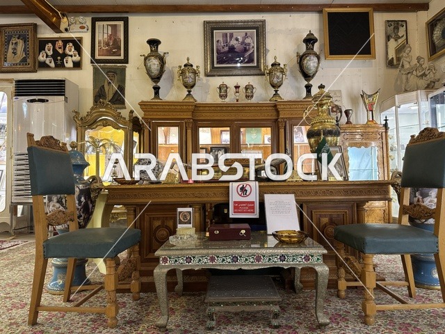 مكتب ملكى تراثي بمتحف الفلوة والجوهرة في حي النزهة بمدينة الدمام، المنطقة الشرقية، المملكة العربية السعودية، يوم 21 من فبراير 2018 ، وجهة تعليمية وسياحية مميزة ،  التراث السعودي، السيارات الكلاسيكية  ، معلم تراثي وثقافي يعرض تاريخ الأزياء والحلي التقليدية ، توثيق للحرف اليدوية والهوية السعودية ، الفن الإسلامي