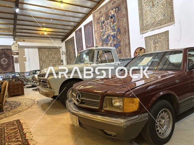 قسم  السيارات الكلاسيكية  بمتحف الفلوة والجوهرة في حي النزهة بمدينة الدمام، المنطقة الشرقية، المملكة العربية السعودية، يوم 21 من فبراير 2018 ، وجهة تعليمية وسياحية مميزة ، توثيق للحرف اليدوية والهوية السعودية، قاعات لعرض التراث السعودي، الفن الإسلامي، مقتنيات نادرة، معلم تراثي وثقافي يعرض تاريخ الأزياء والحلي التقليدية.