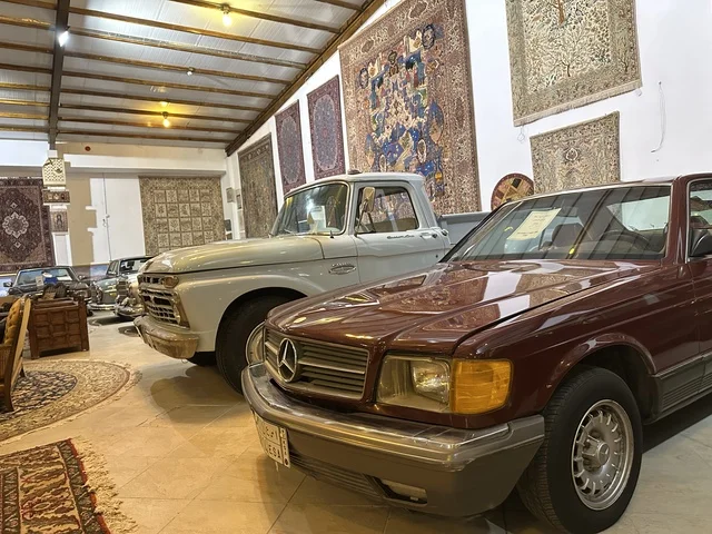 قسم  السيارات الكلاسيكية  بمتحف الفلوة والجوهرة في حي النزهة بمدينة الدمام، المنطقة الشرقية، المملكة العربية السعودية، يوم 21 من فبراير 2018 ، وجهة تعليمية وسياحية مميزة ، توثيق للحرف اليدوية والهوية السعودية، قاعات لعرض التراث السعودي، الفن الإسلامي، مقتنيات نادرة، معلم تراثي وثقافي يعرض تاريخ الأزياء والحلي التقليدية.