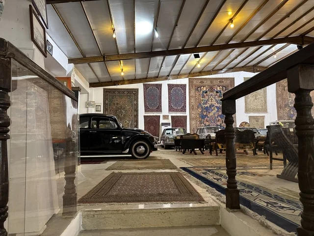 قسم  السيارات الكلاسيكية  بمتحف الفلوة والجوهرة في حي النزهة بمدينة الدمام، المنطقة الشرقية، المملكة العربية السعودية، يوم 21 من فبراير 2018 ، وجهة تعليمية وسياحية مميزة ، توثيق للحرف اليدوية والهوية السعودية، قاعات لعرض التراث السعودي، الفن الإسلامي، مقتنيات نادرة، معلم تراثي وثقافي يعرض تاريخ الأزياء والحلي التقليدية.