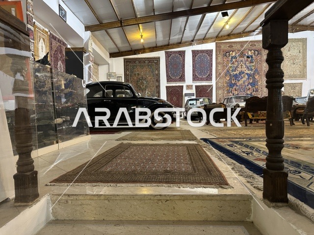 قسم  السيارات الكلاسيكية  بمتحف الفلوة والجوهرة في حي النزهة بمدينة الدمام، المنطقة الشرقية، المملكة العربية السعودية، يوم 21 من فبراير 2018 ، وجهة تعليمية وسياحية مميزة ، توثيق للحرف اليدوية والهوية السعودية، قاعات لعرض التراث السعودي، الفن الإسلامي، مقتنيات نادرة، معلم تراثي وثقافي يعرض تاريخ الأزياء والحلي التقليدية.