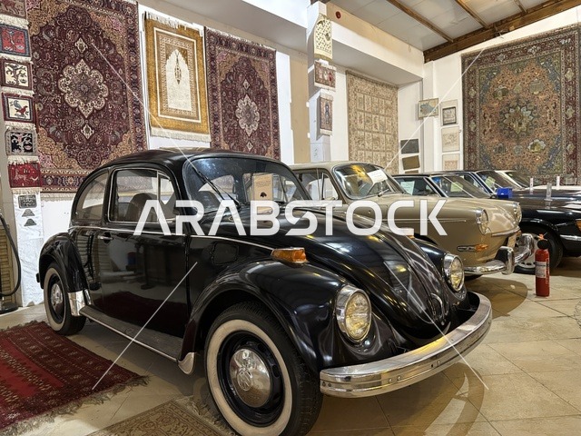قسم  السيارات الكلاسيكية  بمتحف الفلوة والجوهرة في حي النزهة بمدينة الدمام، المنطقة الشرقية، المملكة العربية السعودية، يوم 21 من فبراير 2018 ، وجهة تعليمية وسياحية مميزة ، توثيق للحرف اليدوية والهوية السعودية، قاعات لعرض التراث السعودي، الفن الإسلامي، مقتنيات نادرة، معلم تراثي وثقافي يعرض تاريخ الأزياء والحلي التقليدية.