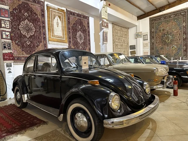 قسم  السيارات الكلاسيكية  بمتحف الفلوة والجوهرة في حي النزهة بمدينة الدمام، المنطقة الشرقية، المملكة العربية السعودية، يوم 21 من فبراير 2018 ، وجهة تعليمية وسياحية مميزة ، توثيق للحرف اليدوية والهوية السعودية، قاعات لعرض التراث السعودي، الفن الإسلامي، مقتنيات نادرة، معلم تراثي وثقافي يعرض تاريخ الأزياء والحلي التقليدية.