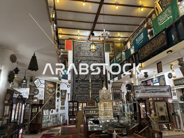 معروضات من الفن الاسلامى  بمتحف الفلوة والجوهرة في حي النزهة بمدينة الدمام، المنطقة الشرقية، المملكة العربية السعودية، يوم 21 من فبراير 2018 ، وجهة تعليمية وسياحية مميزة ،  التراث السعودي، السيارات الكلاسيكية  ، معلم تراثي وثقافي يعرض تاريخ الأزياء والحلي التقليدية ، توثيق للحرف اليدوية والهوية السعودية
