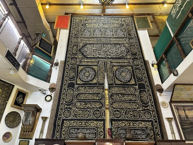 معروضات من الفن الاسلامى  بمتحف الفلوة والجوهرة في حي النزهة بمدينة الدمام، المنطقة الشرقية، المملكة العربية السعودية، يوم 21 من فبراير 2018 ، وجهة تعليمية وسياحية مميزة ،  التراث السعودي، السيارات الكلاسيكية  ، معلم تراثي وثقافي يعرض تاريخ الأزياء والحلي التقليدية ، توثيق للحرف اليدوية والهوية السعودية