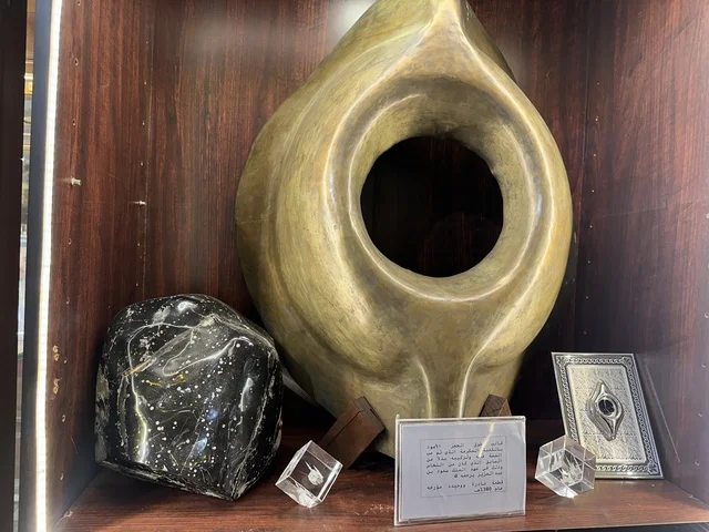 معروضات من الفن الاسلامى  بمتحف الفلوة والجوهرة في حي النزهة بمدينة الدمام، المنطقة الشرقية، المملكة العربية السعودية، يوم 21 من فبراير 2018 ، وجهة تعليمية وسياحية مميزة ،  التراث السعودي، السيارات الكلاسيكية  ، معلم تراثي وثقافي يعرض تاريخ الأزياء والحلي التقليدية ، توثيق للحرف اليدوية والهوية السعودية