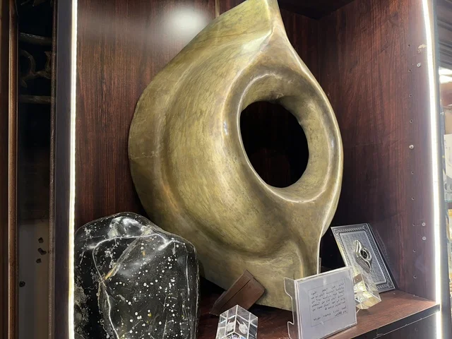 معروضات من الفن الاسلامى  بمتحف الفلوة والجوهرة في حي النزهة بمدينة الدمام، المنطقة الشرقية، المملكة العربية السعودية، يوم 21 من فبراير 2018 ، وجهة تعليمية وسياحية مميزة ،  التراث السعودي، السيارات الكلاسيكية  ، معلم تراثي وثقافي يعرض تاريخ الأزياء والحلي التقليدية ، توثيق للحرف اليدوية والهوية السعودية