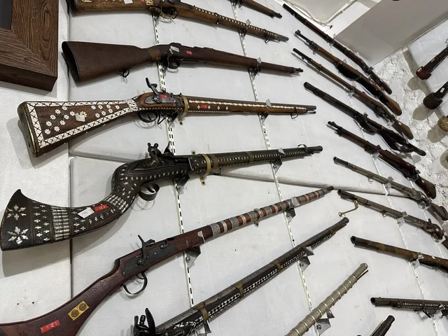 قسم التحف البرونزية والأسلحة التاريخية  بمتحف الفلوة والجوهرة في حي النزهة بمدينة الدمام، المنطقة الشرقية، المملكة العربية السعودية، يوم 21 من فبراير 2018 ، وجهة تعليمية وسياحية مميزة ،  التراث السعودي، السيارات الكلاسيكية  ، معلم تراثي وثقافي يعرض تاريخ الأزياء والحلي التقليدية ،  الفن الاسلامى ، توثيق للحرف اليدوية والهوية السعودية