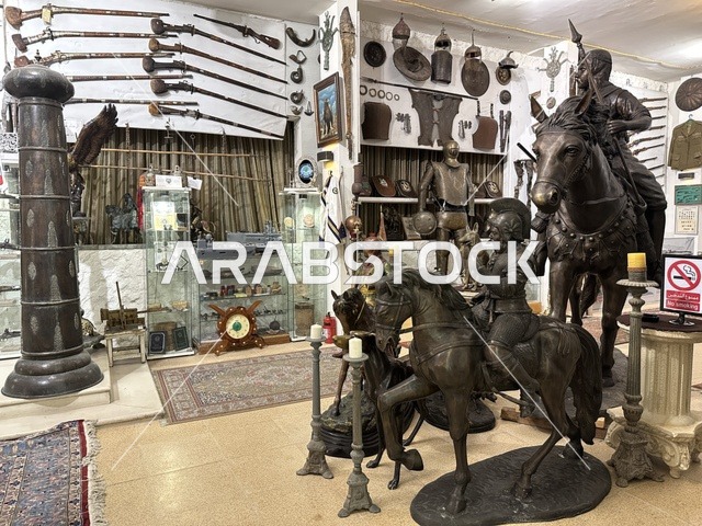 قسم التحف البرونزية والأسلحة التاريخية  بمتحف الفلوة والجوهرة في حي النزهة بمدينة الدمام، المنطقة الشرقية، المملكة العربية السعودية، يوم 21 من فبراير 2018 ، وجهة تعليمية وسياحية مميزة ،  التراث السعودي، السيارات الكلاسيكية  ، معلم تراثي وثقافي يعرض تاريخ الأزياء والحلي التقليدية ،  الفن الاسلامى ، توثيق للحرف اليدوية والهوية السعودية