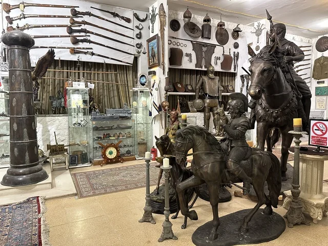 قسم التحف البرونزية والأسلحة التاريخية  بمتحف الفلوة والجوهرة في حي النزهة بمدينة الدمام، المنطقة الشرقية، المملكة العربية السعودية، يوم 21 من فبراير 2018 ، وجهة تعليمية وسياحية مميزة ،  التراث السعودي، السيارات الكلاسيكية  ، معلم تراثي وثقافي يعرض تاريخ الأزياء والحلي التقليدية ،  الفن الاسلامى ، توثيق للحرف اليدوية والهوية السعودية