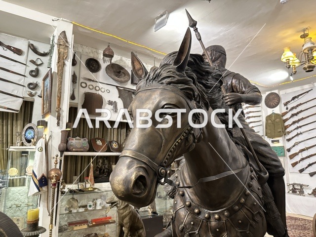 قسم التحف البرونزية والأسلحة التاريخية  بمتحف الفلوة والجوهرة في حي النزهة بمدينة الدمام، المنطقة الشرقية، المملكة العربية السعودية، يوم 21 من فبراير 2018 ، وجهة تعليمية وسياحية مميزة ،  التراث السعودي، السيارات الكلاسيكية  ، معلم تراثي وثقافي يعرض تاريخ الأزياء والحلي التقليدية ،  الفن الاسلامى ، توثيق للحرف اليدوية والهوية السعودية