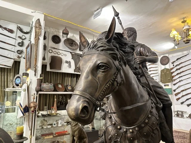 قسم التحف البرونزية والأسلحة التاريخية  بمتحف الفلوة والجوهرة في حي النزهة بمدينة الدمام، المنطقة الشرقية، المملكة العربية السعودية، يوم 21 من فبراير 2018 ، وجهة تعليمية وسياحية مميزة ،  التراث السعودي، السيارات الكلاسيكية  ، معلم تراثي وثقافي يعرض تاريخ الأزياء والحلي التقليدية ،  الفن الاسلامى ، توثيق للحرف اليدوية والهوية السعودية