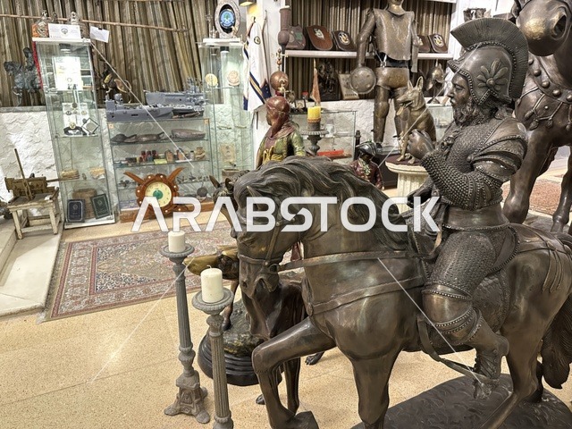 قسم التحف البرونزية والأسلحة التاريخية  بمتحف الفلوة والجوهرة في حي النزهة بمدينة الدمام، المنطقة الشرقية، المملكة العربية السعودية، يوم 21 من فبراير 2018 ، وجهة تعليمية وسياحية مميزة ،  التراث السعودي، السيارات الكلاسيكية  ، معلم تراثي وثقافي يعرض تاريخ الأزياء والحلي التقليدية ،  الفن الاسلامى ، توثيق للحرف اليدوية والهوية السعودية