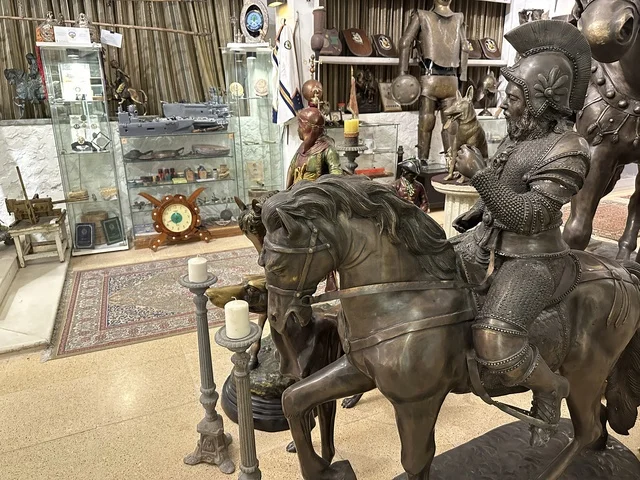 قسم التحف البرونزية والأسلحة التاريخية  بمتحف الفلوة والجوهرة في حي النزهة بمدينة الدمام، المنطقة الشرقية، المملكة العربية السعودية، يوم 21 من فبراير 2018 ، وجهة تعليمية وسياحية مميزة ،  التراث السعودي، السيارات الكلاسيكية  ، معلم تراثي وثقافي يعرض تاريخ الأزياء والحلي التقليدية ،  الفن الاسلامى ، توثيق للحرف اليدوية والهوية السعودية