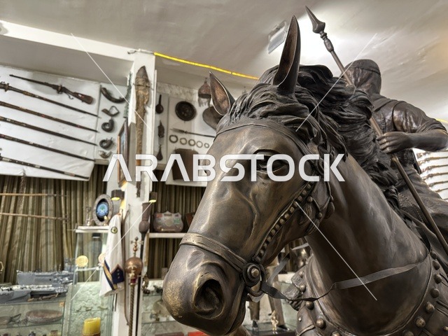 قسم التحف البرونزية والأسلحة التاريخية  بمتحف الفلوة والجوهرة في حي النزهة بمدينة الدمام، المنطقة الشرقية، المملكة العربية السعودية، يوم 21 من فبراير 2018 ، وجهة تعليمية وسياحية مميزة ،  التراث السعودي، السيارات الكلاسيكية  ، معلم تراثي وثقافي يعرض تاريخ الأزياء والحلي التقليدية ،  الفن الاسلامى ، توثيق للحرف اليدوية والهوية السعودية