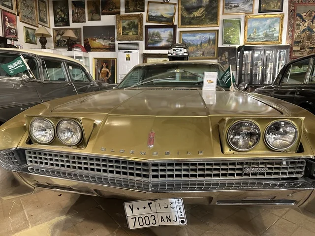 قسم  السيارات الكلاسيكية  بمتحف الفلوة والجوهرة في حي النزهة بمدينة الدمام، المنطقة الشرقية، المملكة العربية السعودية، يوم 21 من فبراير 2018 ، وجهة تعليمية وسياحية مميزة ، توثيق للحرف اليدوية والهوية السعودية، قاعات لعرض التراث السعودي، الفن الإسلامي، مقتنيات نادرة، معلم تراثي وثقافي يعرض تاريخ الأزياء والحلي التقليدية.