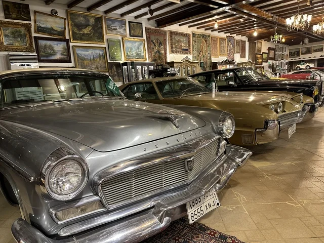 قسم  السيارات الكلاسيكية  بمتحف الفلوة والجوهرة في حي النزهة بمدينة الدمام، المنطقة الشرقية، المملكة العربية السعودية، يوم 21 من فبراير 2018 ، وجهة تعليمية وسياحية مميزة ، توثيق للحرف اليدوية والهوية السعودية، قاعات لعرض التراث السعودي، الفن الإسلامي، مقتنيات نادرة، معلم تراثي وثقافي يعرض تاريخ الأزياء والحلي التقليدية.