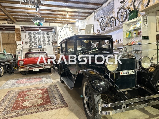 قسم  السيارات الكلاسيكية  بمتحف الفلوة والجوهرة في حي النزهة بمدينة الدمام، المنطقة الشرقية، المملكة العربية السعودية، يوم 21 من فبراير 2018 ، وجهة تعليمية وسياحية مميزة ، توثيق للحرف اليدوية والهوية السعودية، قاعات لعرض التراث السعودي، الفن الإسلامي، مقتنيات نادرة، معلم تراثي وثقافي يعرض تاريخ الأزياء والحلي التقليدية.