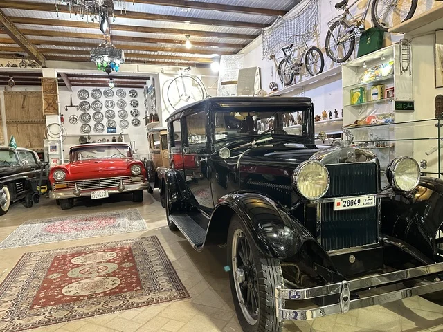 قسم  السيارات الكلاسيكية  بمتحف الفلوة والجوهرة في حي النزهة بمدينة الدمام، المنطقة الشرقية، المملكة العربية السعودية، يوم 21 من فبراير 2018 ، وجهة تعليمية وسياحية مميزة ، توثيق للحرف اليدوية والهوية السعودية، قاعات لعرض التراث السعودي، الفن الإسلامي، مقتنيات نادرة، معلم تراثي وثقافي يعرض تاريخ الأزياء والحلي التقليدية.